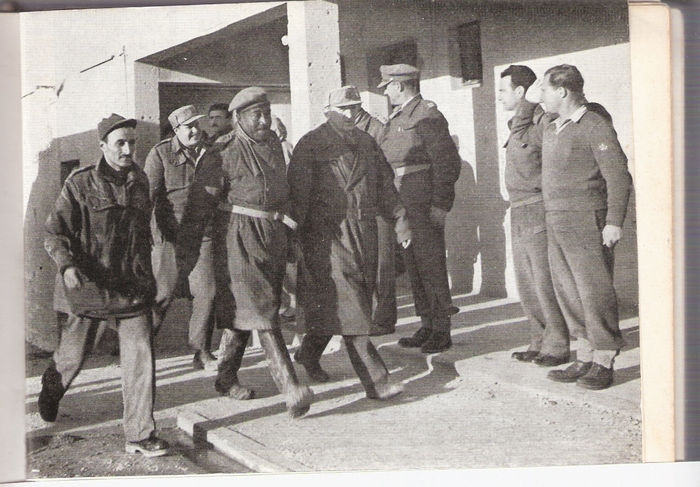 السيد طه بك، قائد القوة المصرية المحاصَرة في الفالوجا (في الوسط)، في طريقه إلى التفاوض، ١١ نوفمبر ١٩٤٨.